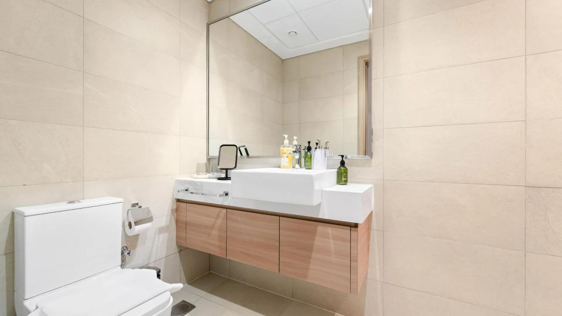 Vayk - Modern 3 Bd With A Spacious Terrace Dubai Apartment