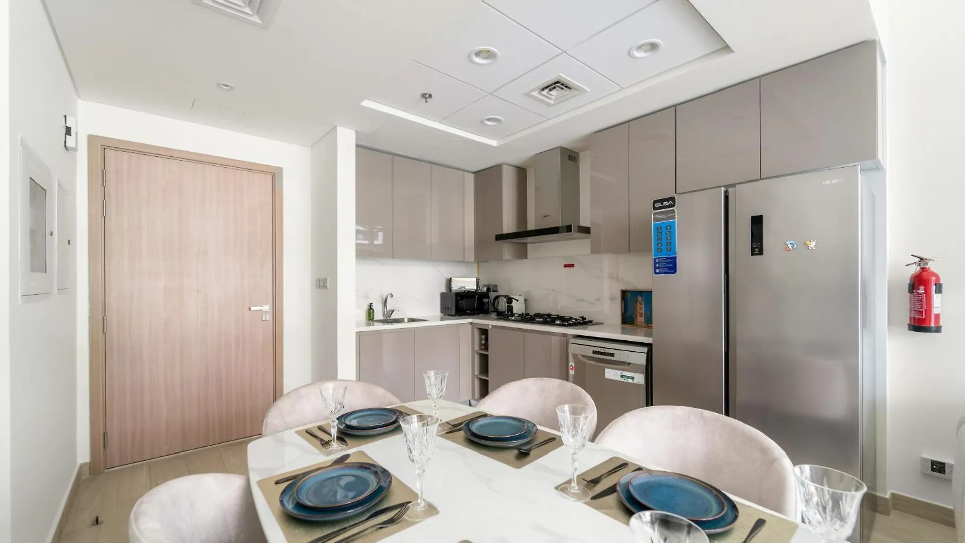 Vayk - Modern 3 Bd With A Spacious Terrace Dubai Apartment
