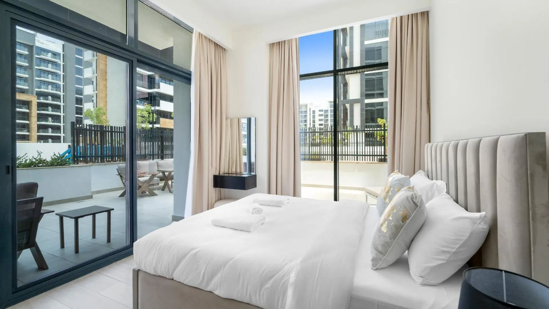 Vayk - Modern 3 Bd With A Spacious Terrace Dubai Apartment